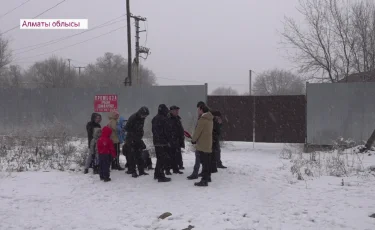 В селе под Алматы предприниматель лишил жителей проезда транспорта к их домам