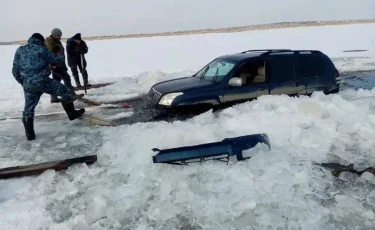 Шығыс Қазақстанда көлік мұз астына түсіп кетті  