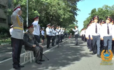 Алматы полицейлері соғыс ардагеріне арнап аулада концерт ұйымдастырды