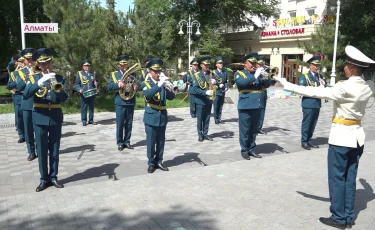 Алматинцев восхитил фестиваль военных оркестров в центре мегаполиса 