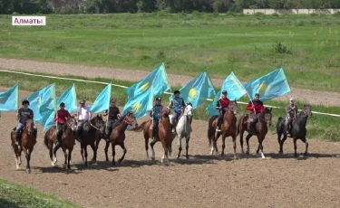 «Қазақ пен қазанат – егіз ұғым»: Алматылық шабандоздар Мемлекеттік рәміздер күнімен құттықтады