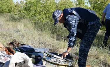 Государственные символы обнаружили на свалке в Павлодаре