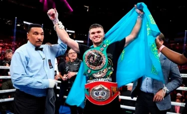 Трофеи доставили: казахстанский боксер получил титулы WBC и IBF