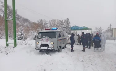 Спасательная операция: 53 человека на 38 автомобилях застряли в снежном плену в горной местности