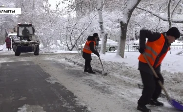 С нового года коммунальщики приступили к уборке придомовых территорий