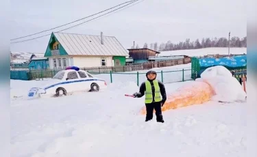 Креатив на дороге: жительница Башкирии слепила из снега скульптуру полицейского