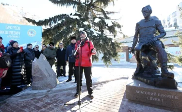 Скульптуру Анатолия Букреева открыли на Медеу