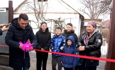 Подарили счастье: многодетной семье купили большой дом в Шымкенте