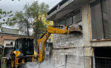 В Алматы по решению суда сносят пристройку к жилому дому