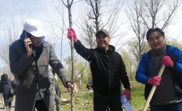 Певец Максат Базарбаев принял участие в экологической акции Almaty Clean & Green