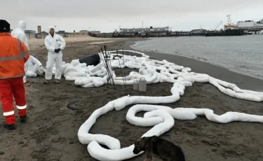 Масляные пятна нашли на поверхности Каспийского моря