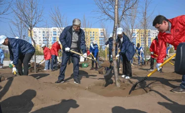 Касым-Жомарт Токаев принял участие в городском субботнике