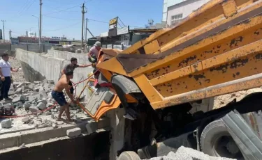 Шымкентте жол жөндеп жүрген жүк көлігі бетонға соғылды