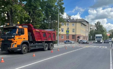 Легковой автомобиль залетел под Камаз в Костанайской области