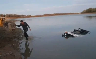 Атырауда өзенге батқан көліктен екі адамның денесі табылды