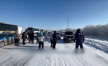 Алматы-Тараз тасжолында жүк көліктері кептеліп тұр