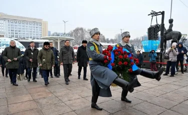 В Алматы состоялась церемония возложения цветов в честь Дня Независимости 