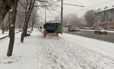 Снова непогода: как производят уборку снега в Алматы