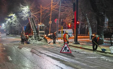 Коммунальные службы продолжают уборку снега в Алматы