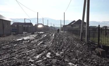 Утопают в грязи: жители села Узынагаш жалуются на бездорожье