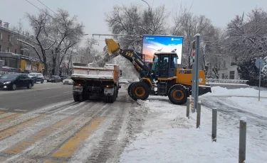 В Алматы вывезено 2820 рейсов самосвалов снега