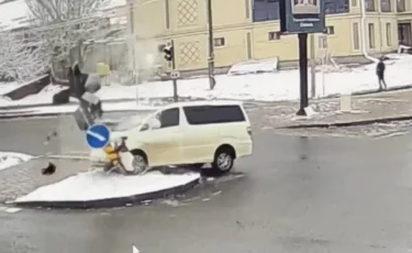 Под воздействием "кумыса": пьяный водитель снес светофор в Шымкенте (видео)