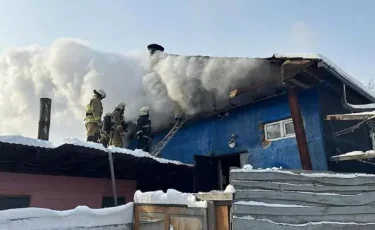 В Алматы загорелась кровля одного из караоке-клубов(видео) 