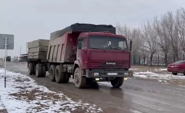 Кто быстрее: в Туркестанской области водители грузовиков устраивают гонки