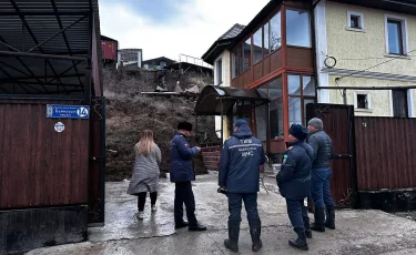 ЧП в Бесагаше: частные дома пострадали от оползня