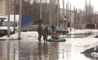 По городу вплавь: талые воды подтопили жилые дома актюбинцев