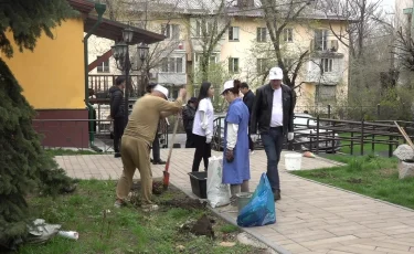 Алматы - наш общий дом: к масштабной уборке присоединились школьники, поэты и актёры