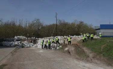 Паводки в Казахстане: в Уральске местные жители и военные укрепляют дамбы