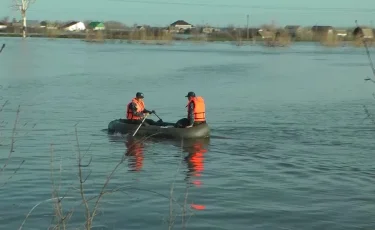 Водный патруль: полицейские круглосуточно охраняют затопленные дома от мародеров