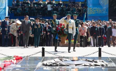 Жеңіс күні: алматылықтар мәңгілік алауға гүл шоғын қойды 