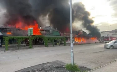 Крупный пожар произошел на рынке в Жамбылской области