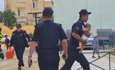 Ақтаудан өртеніп жатқан пәтерден үш бала құтқарылды