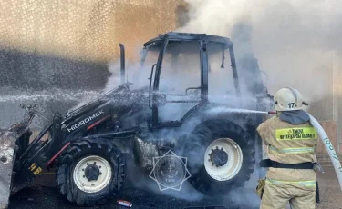 Алматыда трактор өртеніп кетті 