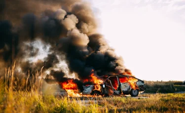 Шымкентте жүріп бара жатқан көлік өртеніп кетті