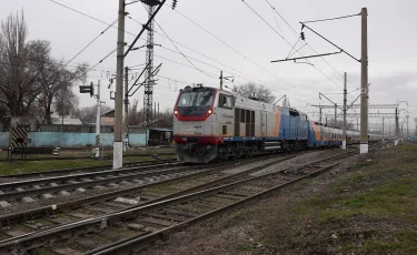 Закрытые трассы: людей из снежного плена вывозят на пассажирских поездах