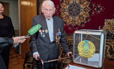 100-летний ветеран ВОВ проголосовал на референдуме в Алматы