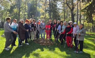 Порядок - дело общее: алматинские пенсионеры совместили скандинавскую ходьбу с уборкой мусора