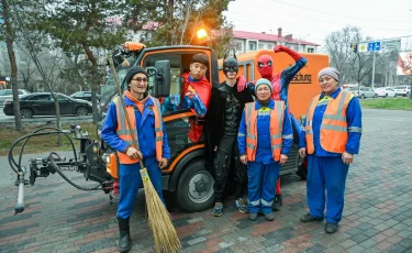 Супергерои помогли алматинским дворникам навести чистоту на улицах города