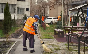 Алматыда аулалар мен көшелерді нашар тазалаған мердігерге айыппұл салынады