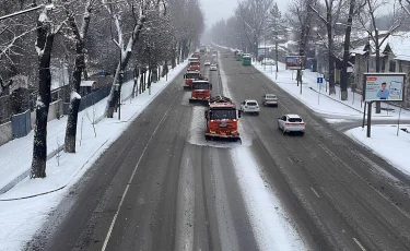 Снегопад в Алматы: коммунальные службы города работают в усиленном режиме