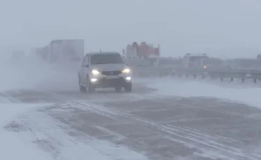 Тұз қолданыңыз: автокөлікпен қар құрсауында қалсаңыз, қайтпек керек