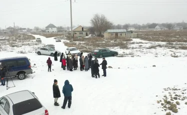 К знаниям по бездорожью: в Алматинской области учащиеся ходят в школу 12 километров