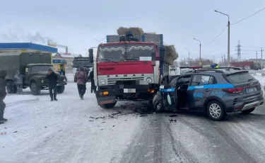 Полицейское авто попало под КамАЗ: экипаж следовал на срочный вызов