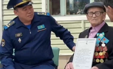 Алматыда әскери қызметшілер соғыс ардагерін құттықтады